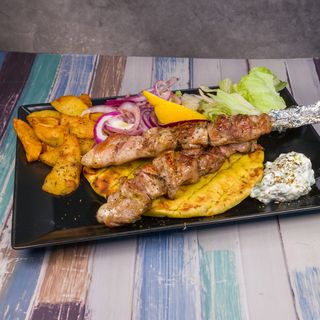 Пилешко сувлаки с гарнитура (400г)