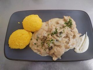 Ciulama de pui cu ciuperci și mămăliguță