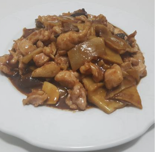 Pollo Con Bambú Y setas Chinas