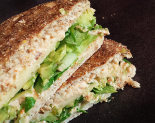 Bocadillo de crema de langostinos con aguacate