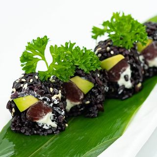 81 Uramaki black tuna