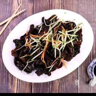 8. Салата черни гъби