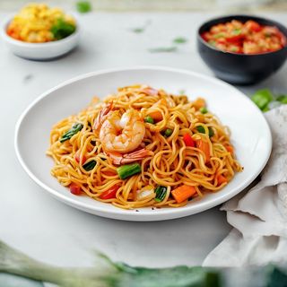 Spaghetti di soia con gamberi e verdure