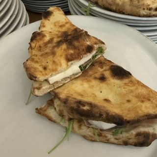 Panuozzo, crudo, rucola, grana & olio