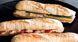 Bocadillo Con Filete De Ternera, queso, tomate y lechuga