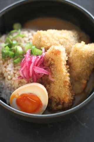 Donburi de Katsu Kare de beringela