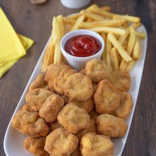 6 Nuggets de Pollo + Refresco + Patatas