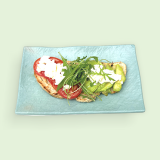 Tosta de aguacate con queso fresco y tomate