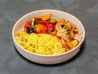 Zestaw z mięsem drobiowym w sosie pomidorowym