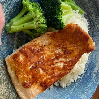 Salmón en sartén con arroz y verduras 