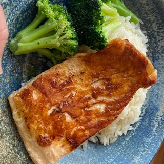 Salmón en sartén con arroz y verduras 