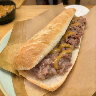 “EL CASTIZO” bocadillo en pan de cristal.