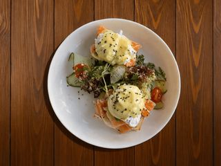 Сніданок з лососем, яйцями пашот та свіжим салатом (300g)