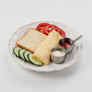 Омлет с поджаренным тостом