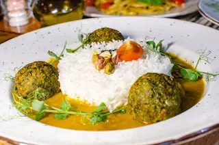 Okruglice od quinoe i špinata u umaku od batata s basmati rižom