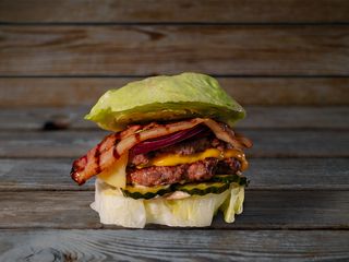 Burger Keto Cheese Bacon (315 Cal, 34g proteínas, 3,20g carbohidratos, 18g grasas)