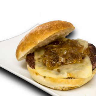BURGER CLASICA: Carne 100% vacuno (180grs) con cebolla caramelizada, queso fundido y mayonesa