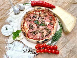 Pizza Prosciutto e Funghi