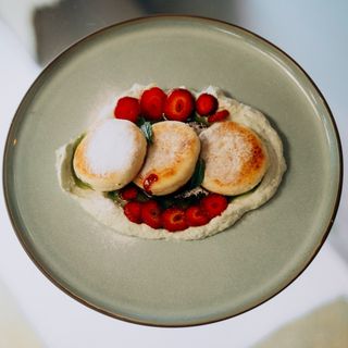 ხაჭოს მაჭკატები ფისტის კრემით და კენკრის კონფით