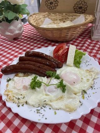 Doručak druga priča sa dimljenom kobasicom