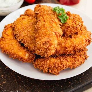 Pui crispy, garnitura la alegere si salata