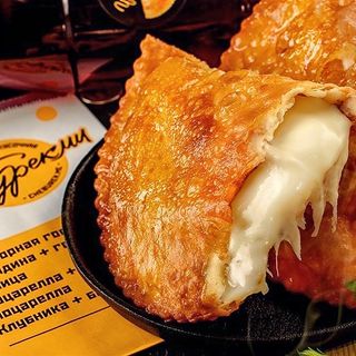 Чебурек с моцареллой (145 гр.)