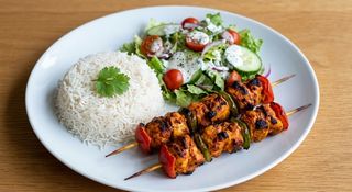 Chicken Tikka Con Ensalada Y Arroz
