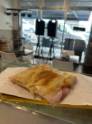 Pizza ripiena cotto e formaggio