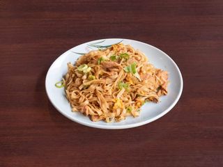 138. Tagliatelle di riso saltati con manzo e germogli di soia