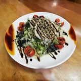 Ensalada de queso de cabra y pipas