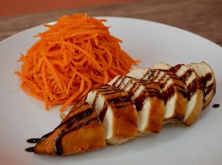 გრილზე შემწვარი ქათმის ფილე კორეულ სტაფილოსთან ერთად