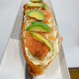 Tostada de salmón ahumado y aguacate 