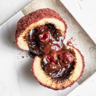 Knedla sa čokoladom i višnjom