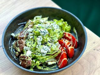 Теплий салат з телятиною