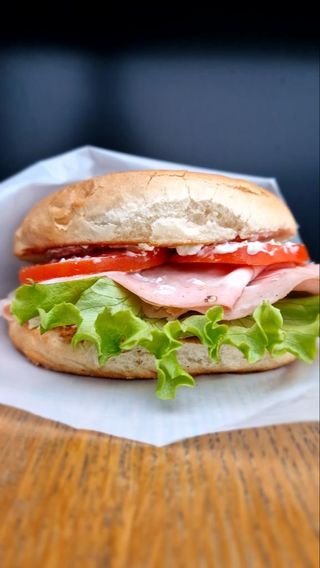 Sandwich cu mortadella și cremă de brânză