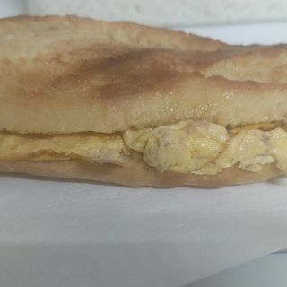 Bocadillo De Tortilla Francesa Con Atún