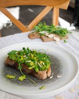 Open sandwich cu guacamole