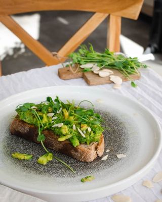 Open sandwich cu guacamole