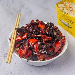 Svinjetina sa zelenom paprikom na romboide