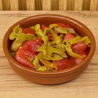 Ensalada de tomate a leña de cartagena y pimientos