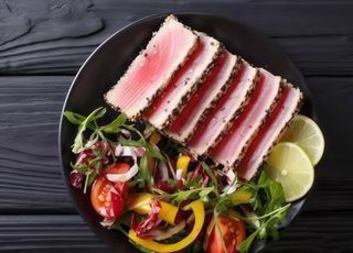 Atum Grelhado, Legumes Glaciados com Molho de Soja e Mel