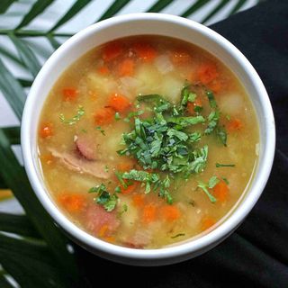 Pea soup with smoked meats