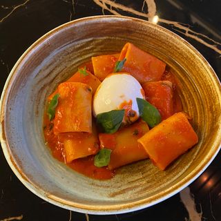 RIGATONI CU SOS DE ROSII SI BURATTA