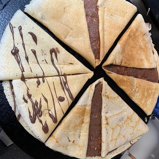 Crepe Con Salsa De Huesitos