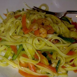 Fettuccine con gamberi e verdure