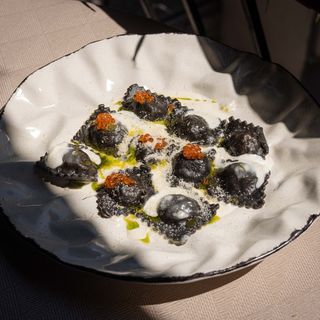 Равіолі з лососем та шпинатом у вершковому соусі з червоним кав'яром