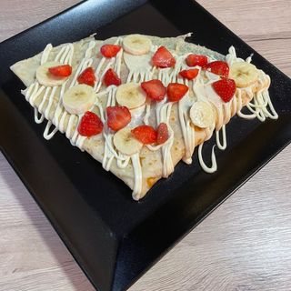 Crepa cu ciocolata alba, banana, capsuni