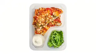 Pizza z kurczakiem, papryką i pieczarkami