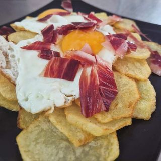 Plato De Huevos Rotos Con Jamón