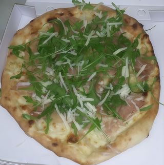 Margherita rucola, crudo e scaglie